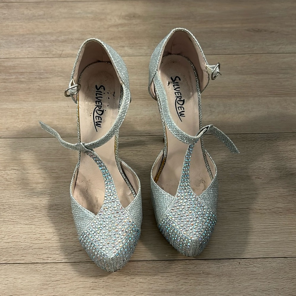 Size 5 silver bedazzled high heels. Perfect for going out,weddings, proms etc!
